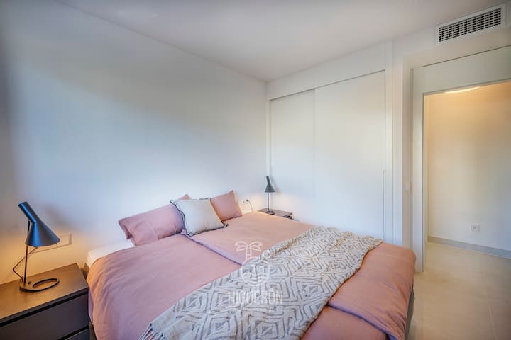 Chumba cha pili kama vitanda vya kustarehesha, mapambo rahisi 