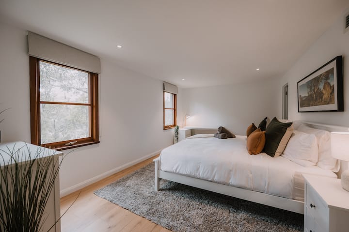 Studio with separate private entrance and en suite and king bed