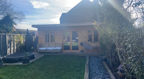 Adorable studio log cabin in Buckinghamshire