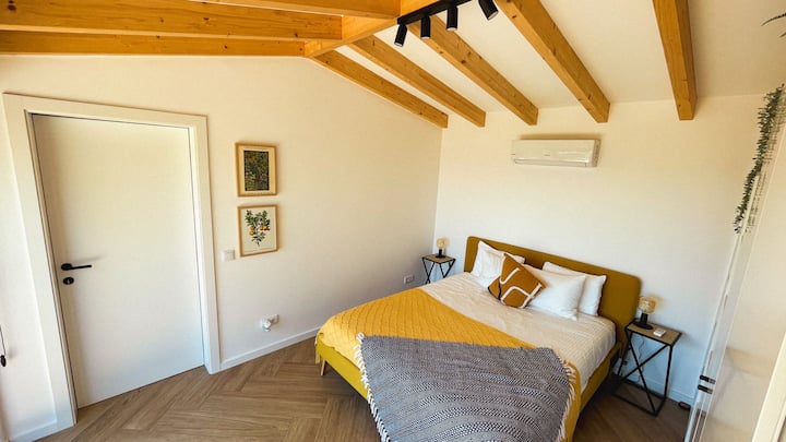 Spálňa je vybavená manželskou posteľou a v prípade potreby výkonnou klimatizačnou jednotkou. 