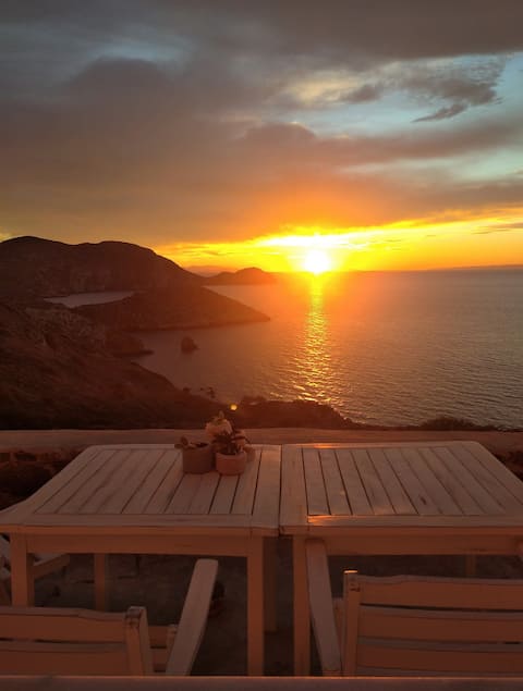 Popular Airbnb listing: C & C _ Cycladic house with endless sea view in δήμος σύρου ερμούπολης