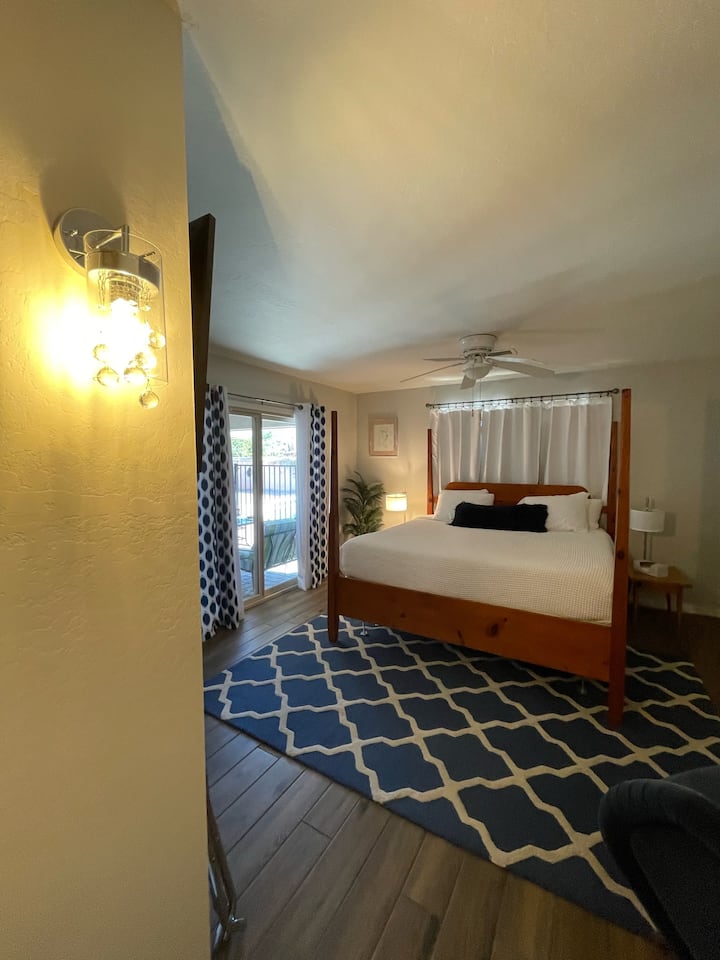 ห้องนอนใหญ่พร้อมสไลเดอร์ไปยังลานบ้าน