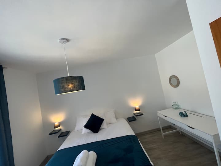 Habitación 2. Planta baja. Cama de matrimonio. Acceso directo a la terraza.