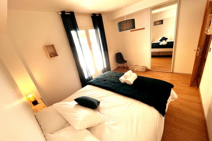 Dormitorio 1 RDCH. Cama de matrimonio. Acceso directo a la terraza.