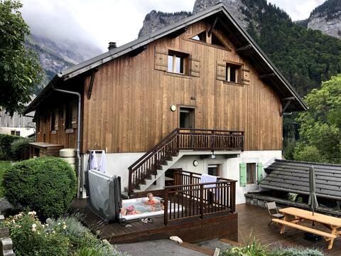 Charming 4-Bedroom Chalet, Sleeps 12, Magic Views