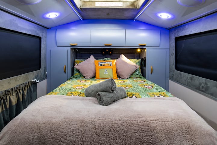 Dormitorio principal con cama doble