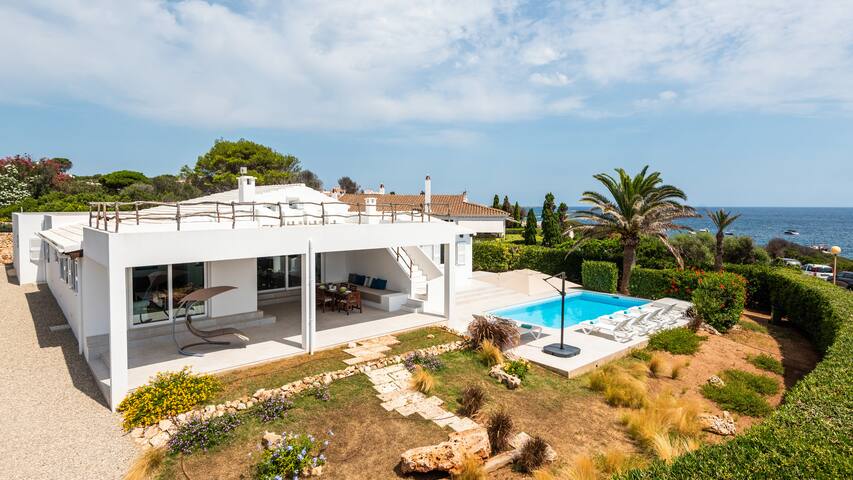 Cheerful 5 bedroom luxury villa by the beach gallery image 2