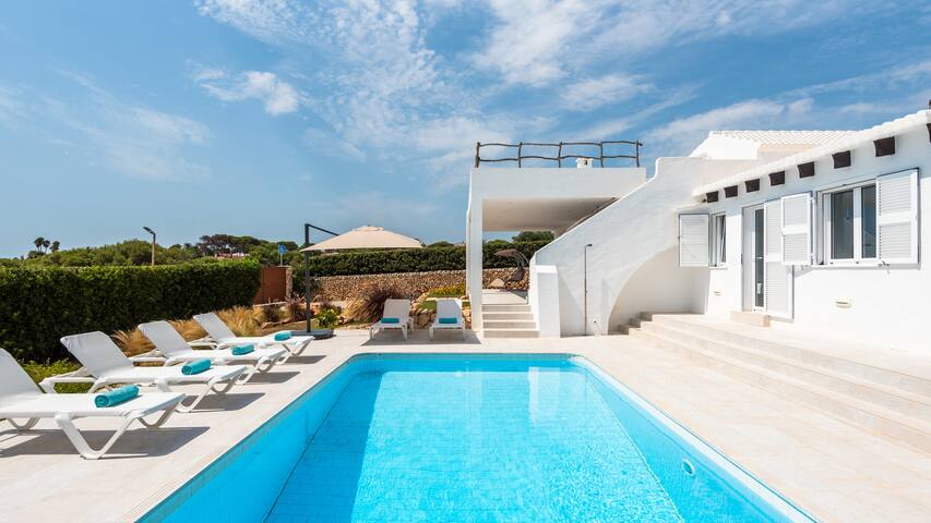 Cheerful 5 bedroom luxury villa by the beach gallery image 3