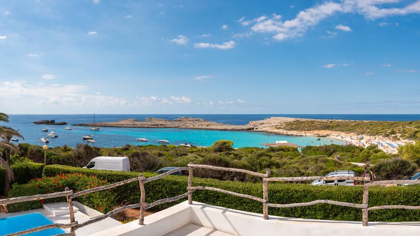 Cheerful 5 bedroom luxury villa by the beach gallery image 5