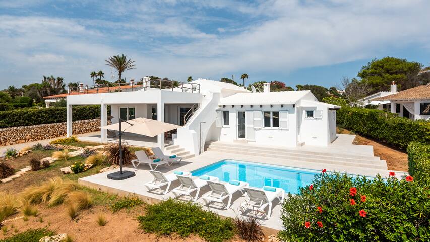 Cheerful 5 bedroom luxury villa by the beach