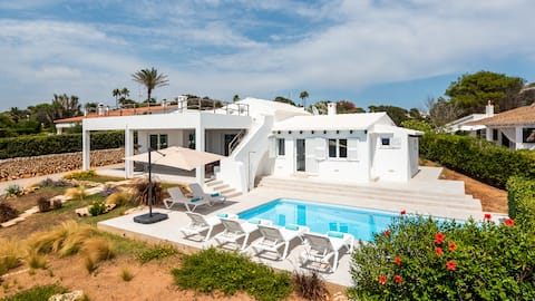 Cheerful 5 bedroom luxury villa by the beach