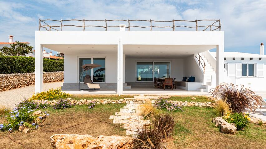 Cheerful 5 bedroom luxury villa by the beach gallery image 4