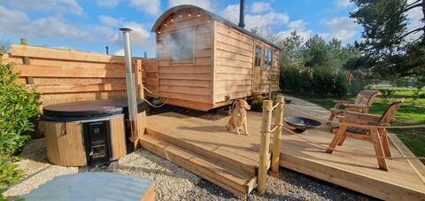 Kitchen Garden Shepherd's Hut with hot tub
