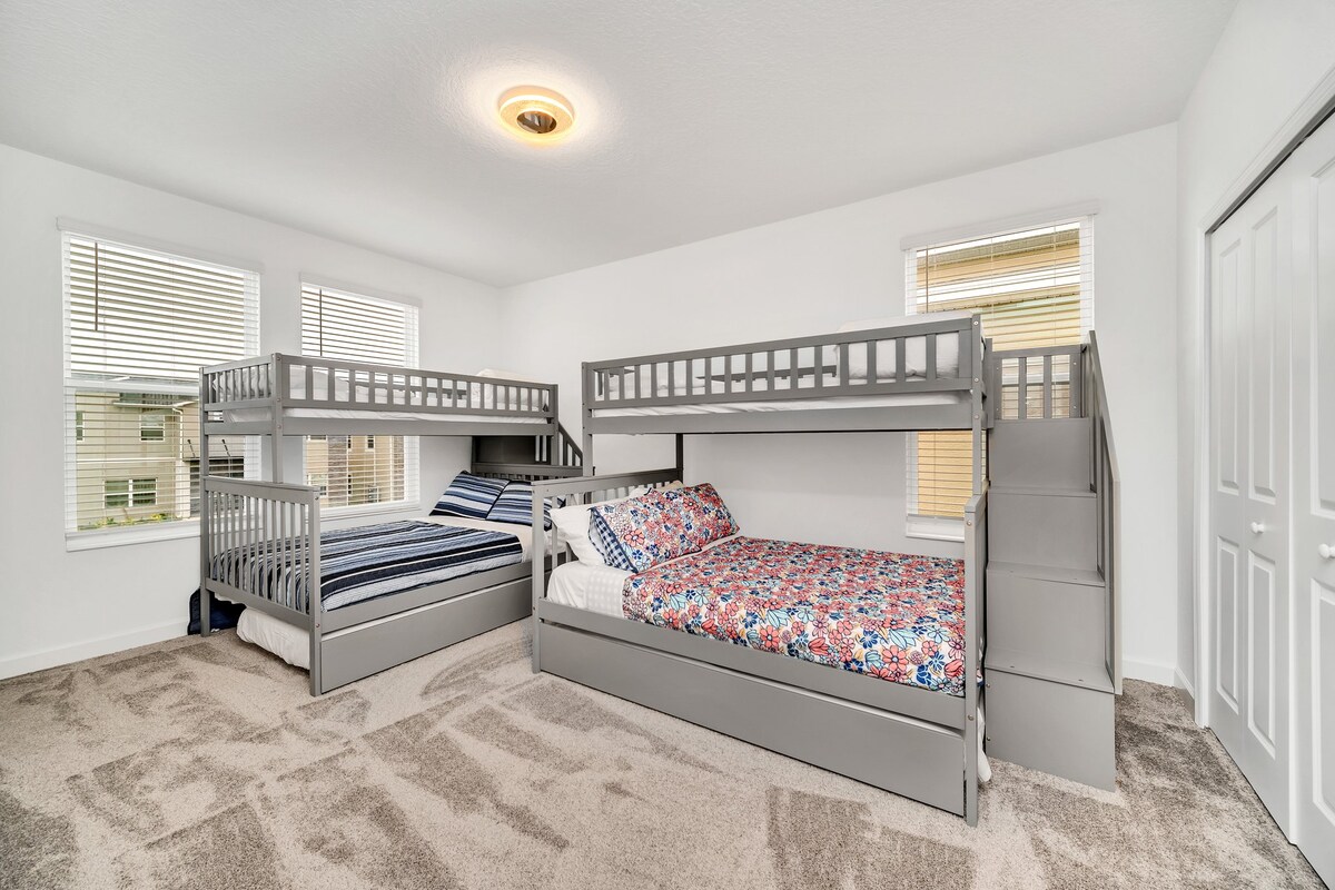זהו אחד החדרים הגדולים הממוקם בקומה השנייה, עם שתי מיטות קומתיים וחדר אמבטיה.