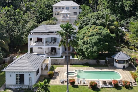 Exclusive 10 Bedroom villa with Pool and Sea view