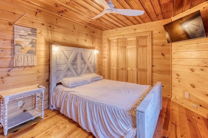 Ova spavaća soba s bračnim krevetom nalazi se na glavnoj etaži u blizini kuhinje. Ima vlastiti TV te veliki ormar i ormariće