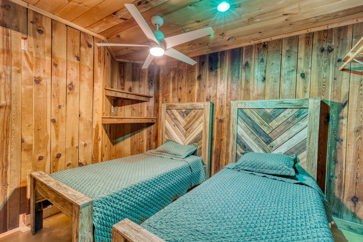 Cette chambre est en bas, à proximité de la salle de jeux. Elle possède son propre téléviseur.