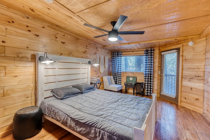 Spavaća soba u prizemlju s bračnim krevetom i vlastitim televizorom. Prizemlje, pristup bez STEPENICA izvana je moguć