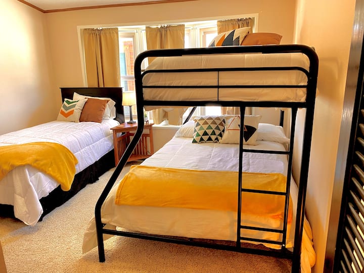 ห้องนอนผู้เข้าพัก #2 เตียงแฝด 2 หลังและ 1 เตียงเต็ม  โทรทัศน์พร้อมเครื่องเล่น Blue Ray Disc