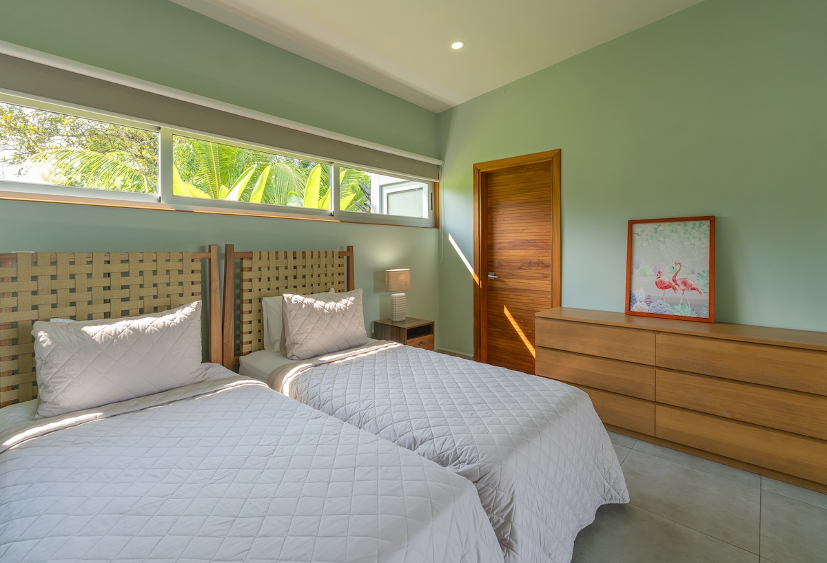 Master Suite 5 - 2 x Twin beds, can be configured as 1 x King bed. Ormar i privatna kupaonica.

U ovu se prostoriju može dodati 1 x bračni krevet