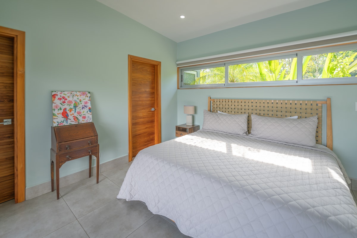 Master Suite 4 - Pool & Mountain View, King Bed can be configured as 2 x Twin beds