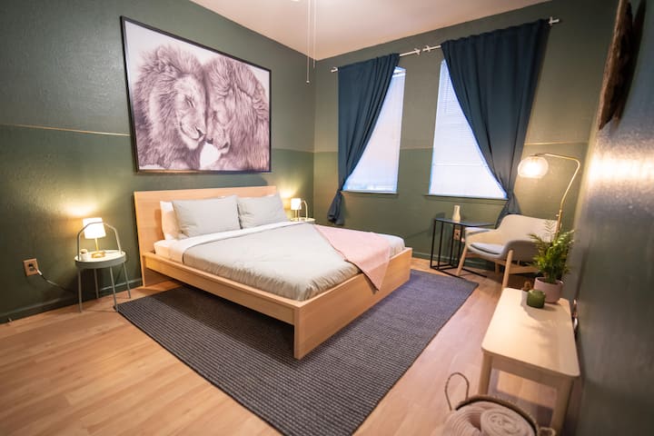 Master room, letto king size e cuscini. Nessuna TV nella stanza