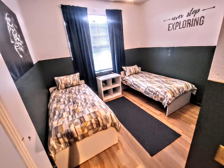 C'è un letto a due piazze sotto uno dei letti singoli. Vedi altre foto. Niente TV nella stanza.