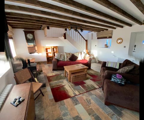 C18th converted hayloft & buttery