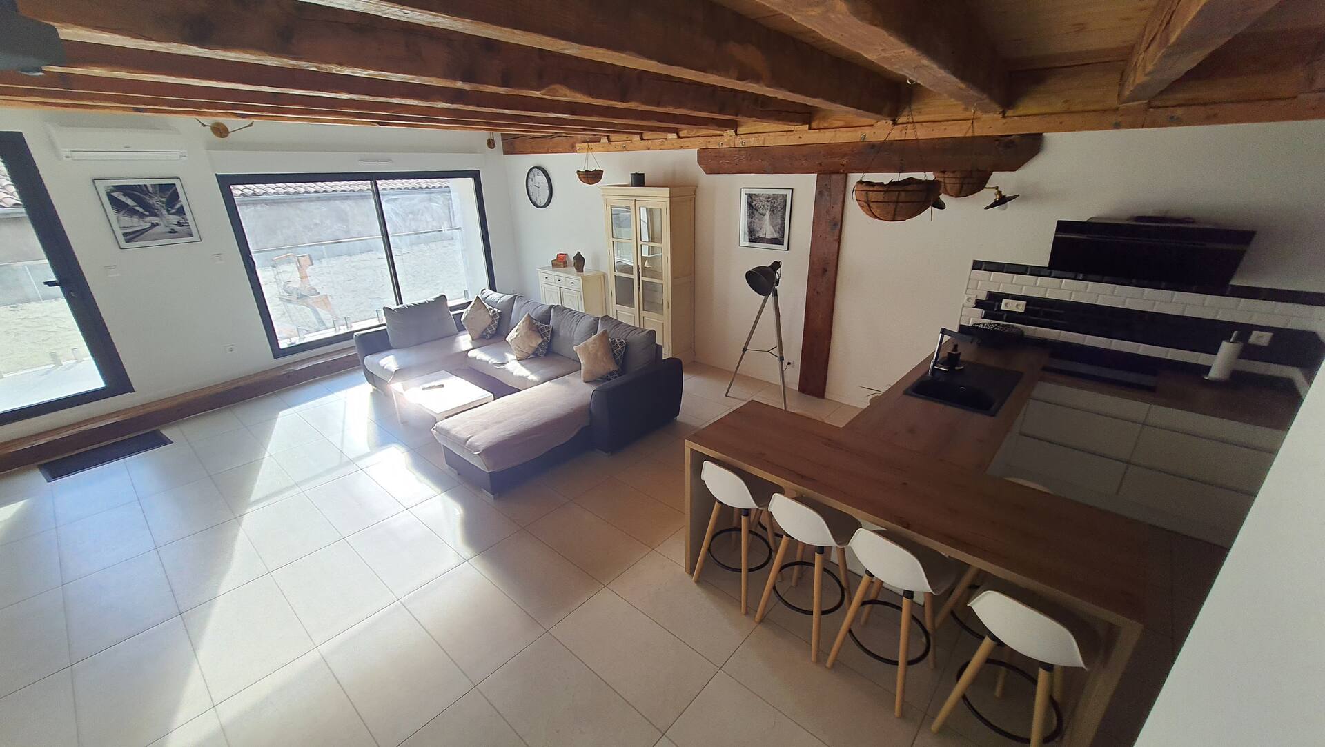 Beautiful 3-bedroom apartment in the heart of the city center 201