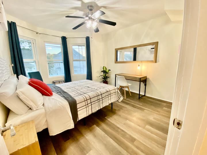 Entire KING BED Home 30mins to everywhere Boston Apartments for