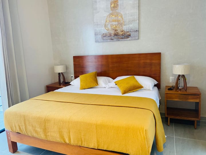 غرفة نوم بمقاس كبير في الطابق العلوي مع حمام كامل