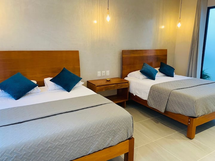 في الطابق العلوي 2 غرفة نوم بمقاس كوين مع حمام جاك وجيل الكامل