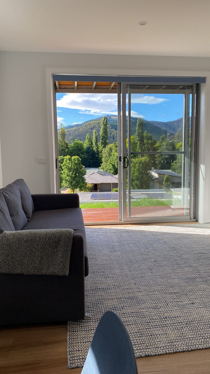 Spacious 2 Bedroom Unit With Spectacular Views - Bright