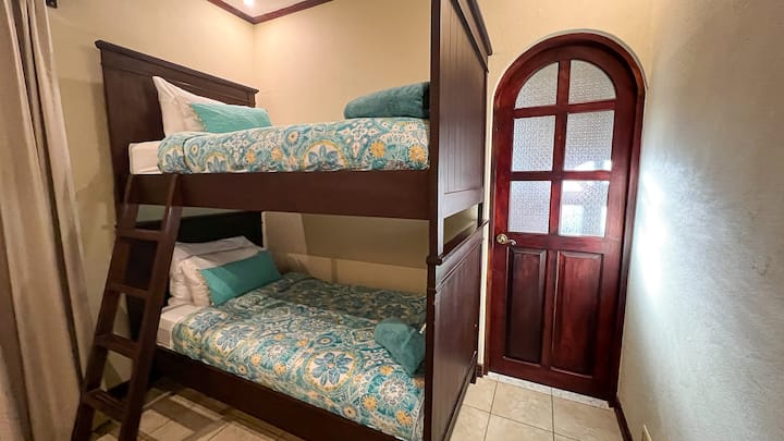 ห้องนอนที่ 2 มีเตียงสองชั้น 2 หลังและเตียงควีนไซส์ ประตูห้องน้ำในตัว