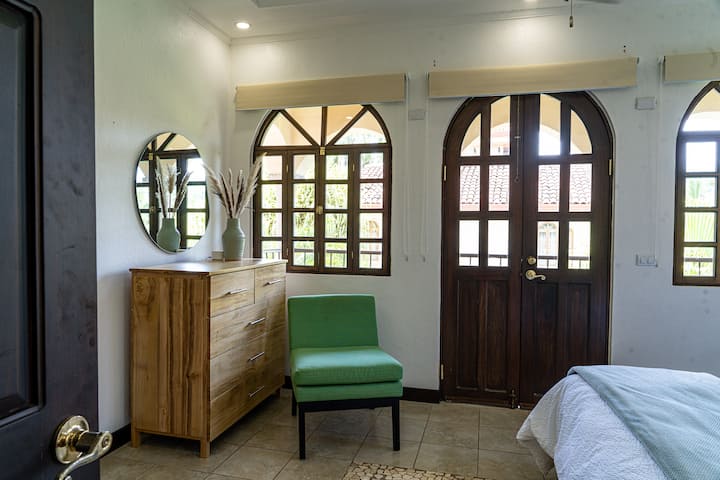 ตู้เสื้อผ้าและตู้เสื้อผ้าสำหรับเก็บของ  จัดกระเป๋าและเข้าพักได้สักพัก