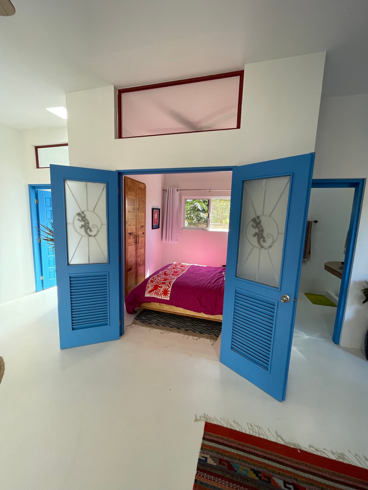  Configurado como dormitorio: es estrecho, pero es una cama tamaño queen y una habitación para que dos duerman cómodamente.  