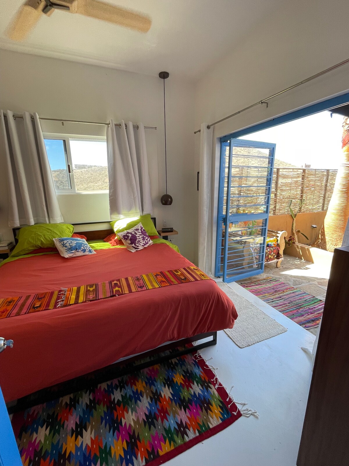 Dormitorio principal - cama tamaño king con colchón - extremadamente cómodo - ventiladores en cada habitación y la brisa marina siempre mantiene el lugar fresco 