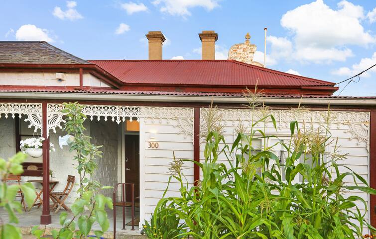 Fitzroy heritage house private 3-bed apartment