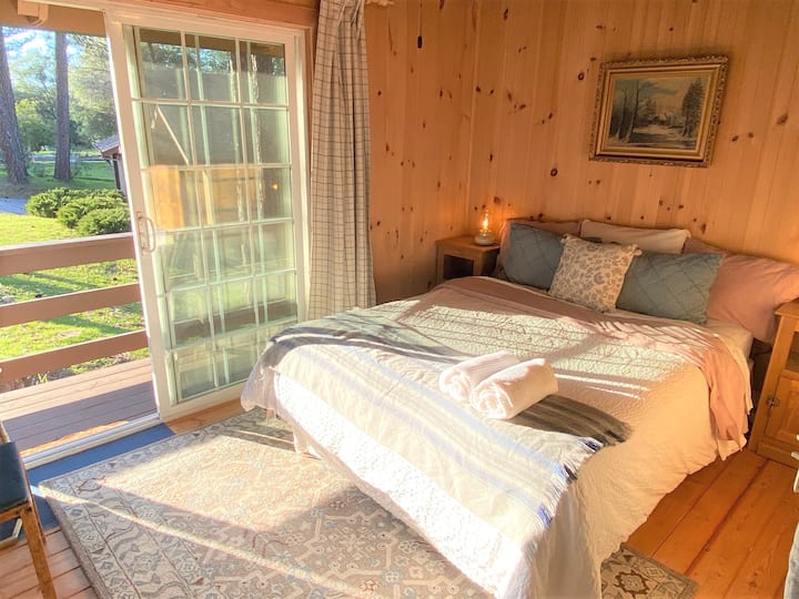 غرفة نوم في الطابق السفلي