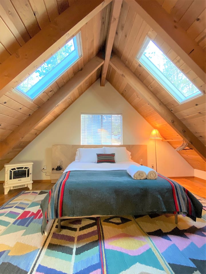 غرفة نوم في الطابق العلوي