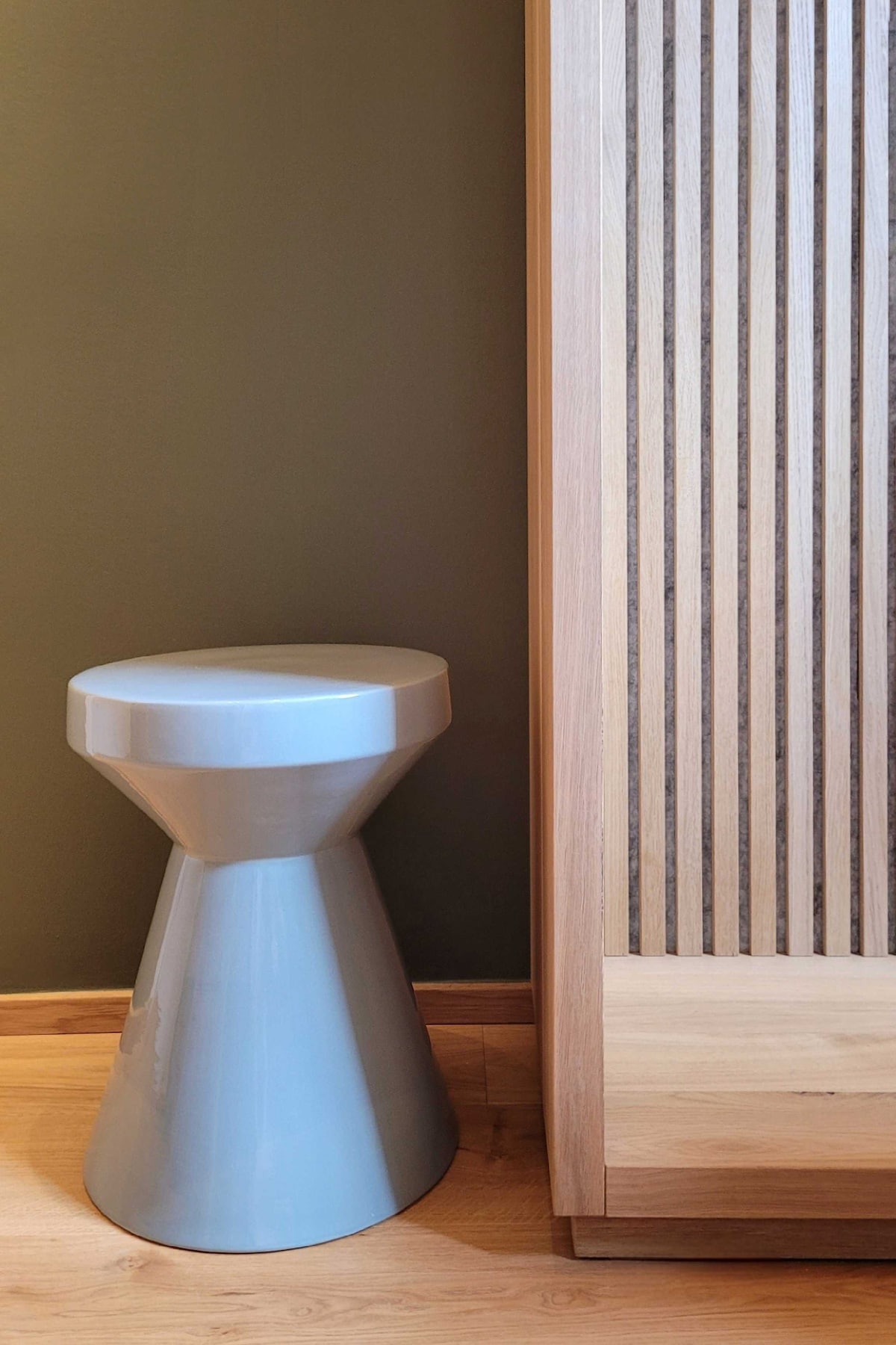 La quercia e il verde morbido creano un'atmosfera biologica e accogliente anche se moderna.