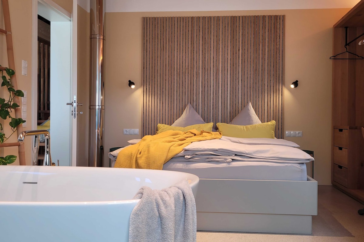 La camera da letto principale si trova al 1 ° piano con bagno interno, vasca e accesso all'ampio balcone. 