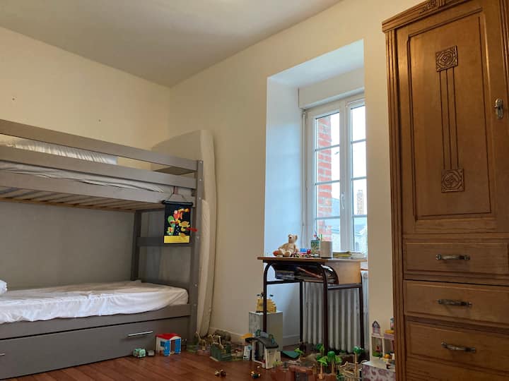 Საძინებელი 3: ორსართულიანი საწოლები, რომლებიც იტევს 3 ბავშვს