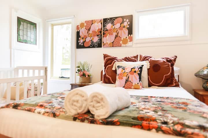 Მთავარ საძინებელში დგას ორადგილიანი საწოლი + საწოლი