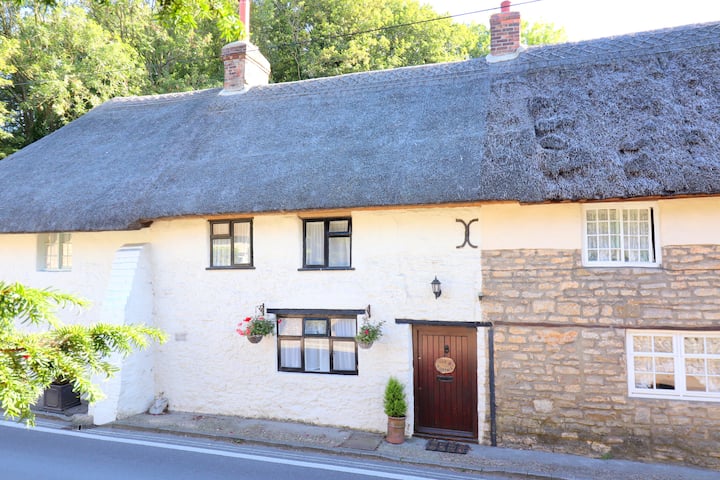 Thatched Cottage by Lulworth Cove & Durdle Door