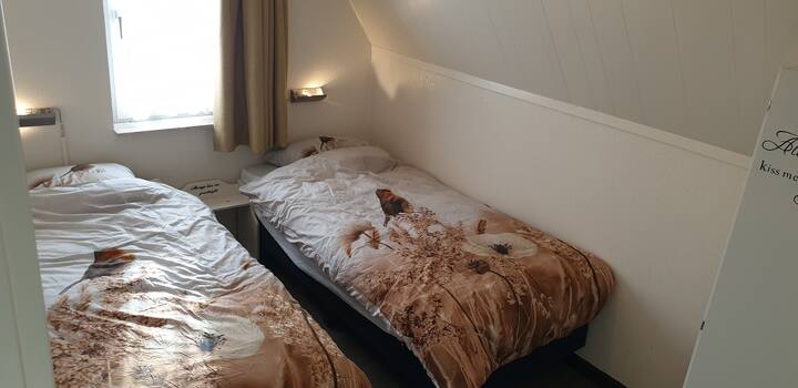 Პირველ სართულზე საძინებელი. Აღჭურვილია ფიქსირებული კარადით და სათავსოებით. Საწოლები ადვილად სრიალებს ერთმანეთის საწინააღმდეგოდ.