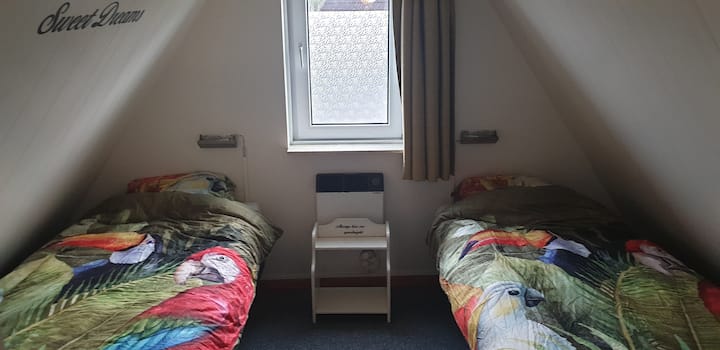 Პირველ სართულზე მდებარე 2 საძინებლიდან ყველაზე პატარა სივრცე მაინც საკმარისია. Დიდი კარადა ხელმისაწვდომია დაბინავებისას. Საწოლები ადვილად სრიალებს ერთმანეთის საწინააღმდეგოდ.