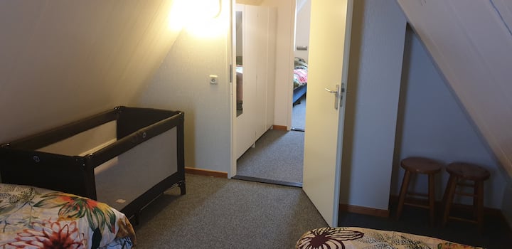 Სახლის ყველაზე დიდი საძინებელი მდებარეობს ზემოთ და აქვს საკუთარი აივანი, რომელიც აუზს გადაჰყურებს. Ოთახში არის საკმარისი სივრცე დამატებითი საძილე სივრცისთვის პატარა ბავშვისთვის, კემპინგის საწოლში.