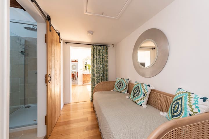 Წინა ოთახში არის ერთადგილიანი საწოლი, რომლის შედგენაც, საჭიროებისამებრ, შესაძლებელია.