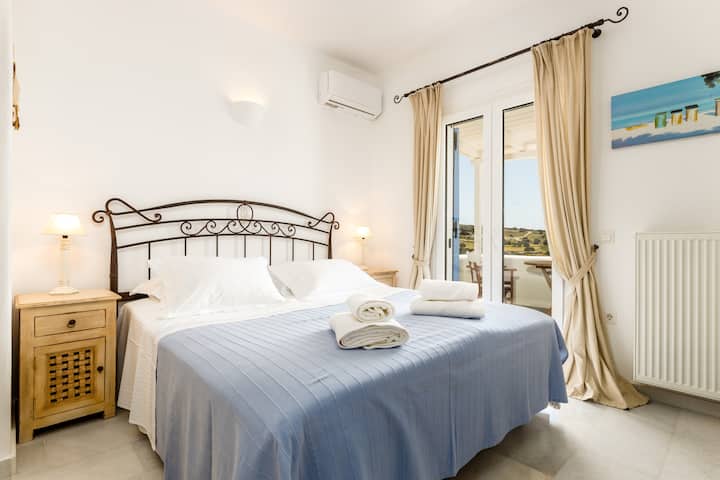 Dhoma kryesore e gjumit me një krevat kingize dhe një chiffonier të bukur, por prisni derisa të shihni ballkonin privat!!!